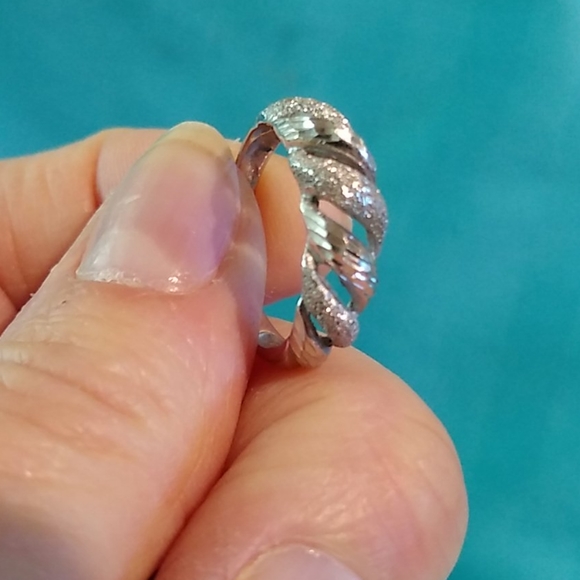 18K White Gold Ring - Picture 7 of 8